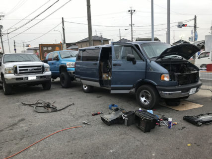 在庫車両のダッジバンの修理など