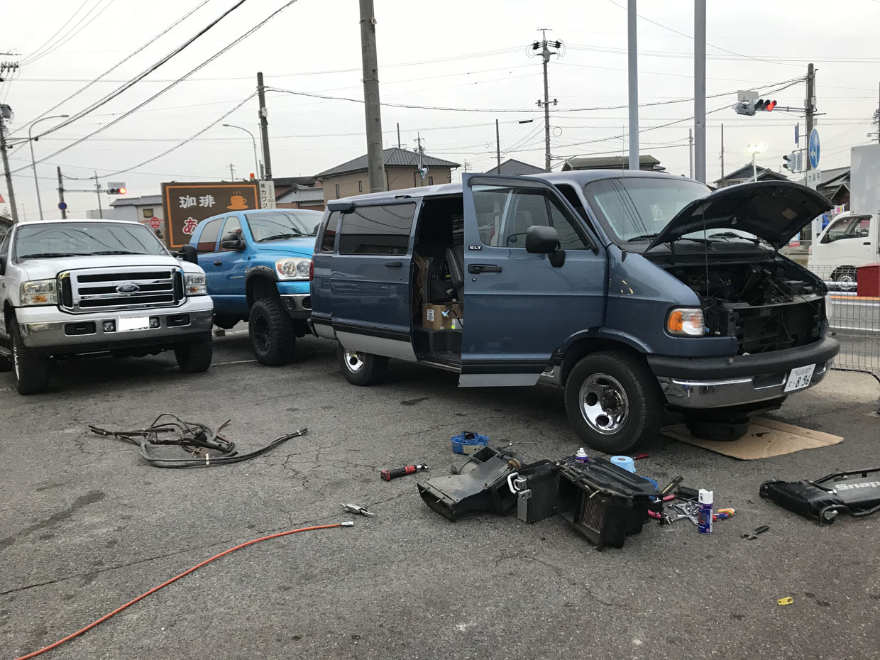 在庫車両のダッジバンの修理など