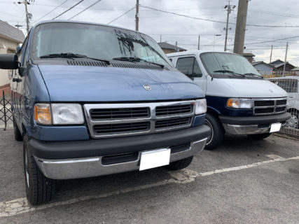 成約車の納車準備をしながら通常業務も行っています