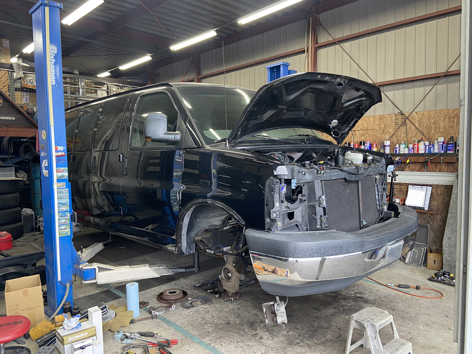 納車準備中 03y シボレーエクスプレスAWD 新車並行